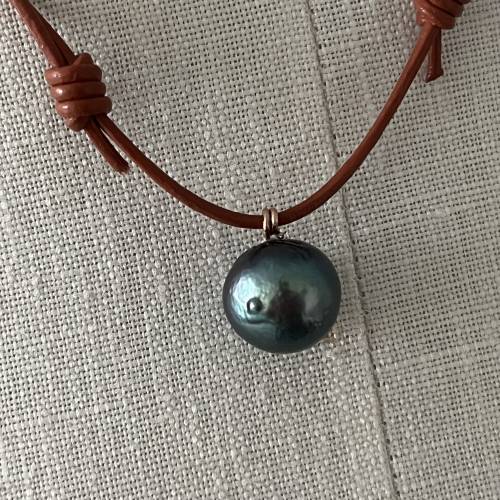 Edison-Perle metallisch dunkelgrau mit glatter Lederkette, wie Kasumiga-Perle, 16 mm, verstellbar mit zwei Schiebeknoten