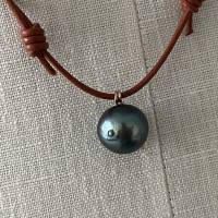 Edison-Perle metallisch dunkelgrau mit glatter Lederkette, wie Kasumiga-Perle, 16 mm, verstellbar mit zwei Schiebeknoten Bild 1