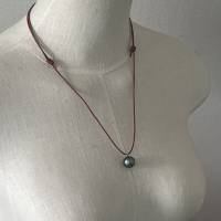 Edison-Perle metallisch dunkelgrau mit glatter Lederkette, wie Kasumiga-Perle, 16 mm, verstellbar mit zwei Schiebeknoten Bild 2