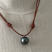 Edison-Perle metallisch dunkelgrau mit glatter Lederkette, wie Kasumiga-Perle, 16 mm, verstellbar mit zwei Schiebeknoten Bild 3