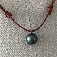 Edison-Perle metallisch dunkelgrau mit glatter Lederkette, wie Kasumiga-Perle, 16 mm, verstellbar mit zwei Schiebeknoten Bild 5
