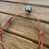Edison-Perle metallisch dunkelgrau mit glatter Lederkette, wie Kasumiga-Perle, 16 mm, verstellbar mit zwei Schiebeknoten Bild 6