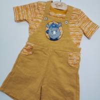 Set aus Sommerlatzhose und T-Shirt, Leinen Latzhose in Gr. 104 mit coolem Nashorn Bild 1