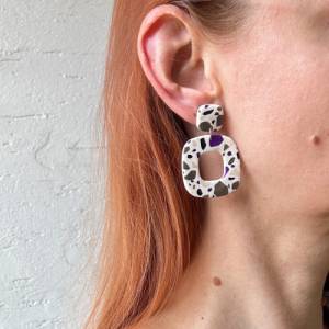 Graue Polymer Clay Ohrringe "Terrazzo" | große Ohrringe weiß mit Lila und Silber | moderner Schmuck für Frauen Bild 4
