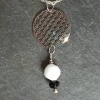 Halskette mit Anhänger ''Lebensblume'' und Glasschliff-Perlen weiß-schwarz Bild 3