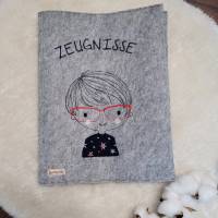 Zeungismappe aus Filz mit Junge mit Brille / mit Sichtbuch und Stickerei / Personalisiert Bild 1