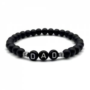 Schwarzes Perlenarmband mit den Buchstaben Dad, Geschenkidee für Papa, Buchstabenarmband für Vater Bild 1