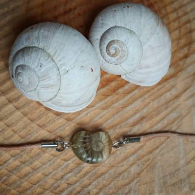 Zierliche Lederbandkette mit böhmischer Glasperle „Schnecke“