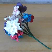 Papierblumen - Strauß mit bunten Papierblumen // Dekoration // Papierblüten // Blumenstrauß // Geschenk // Muttertag // Bild 6