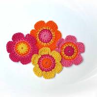 4-er Set Häkelblumen 6 cm in sonnigen leuchtenden Farben Bild 2