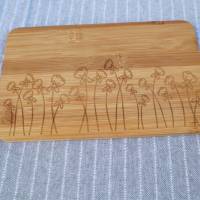 Frühstücksbrettchen Holz mit Blumenwiese graviert Bild 3