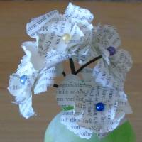 Papierblumen – Blütenstaude aus alten Buchseiten // Papierblüten // Geschenk // Dekoration // Muttertag // Geburtstag Bild 1