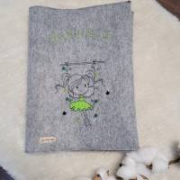 Zeungismappe aus Filz Mädchen auf einer Schaukel/ mit Sichtbuch und Stickerei / Personalisiert Bild 1