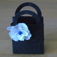 Henkeltäschchen schwarz mit weißen Blüten // Täschchen // Geschenktüten // Papierblüten // kleine Tüten Bild 6