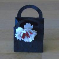 Henkeltäschchen schwarz mit weißen Blüten // Täschchen // Geschenktüten // Papierblüten // kleine Tüten Bild 7