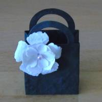 Henkeltäschchen schwarz mit weißen Blüten // Täschchen // Geschenktüten // Papierblüten // kleine Tüten Bild 8