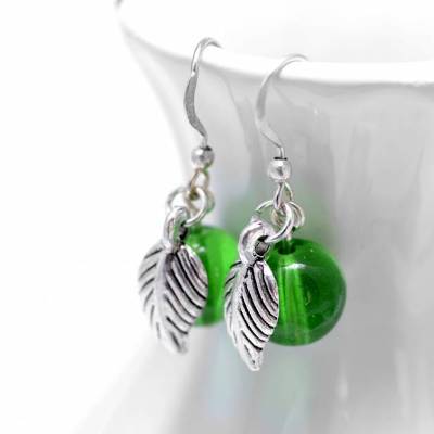 Glasperlenohrringe grüner Apfel mit Blatt . Hängeohrringe fürs Frühlingsoutfit . Schlichter Schmuck