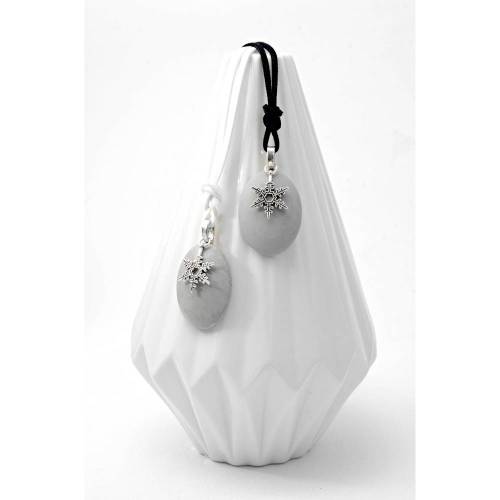 Lange Kette mit Schneeflockenanhänger . Betonschmuck Winter . Farbwahl Schwarz Weiß . Anänger Silber Schnee