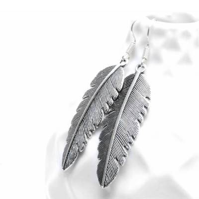 Lange Metallohrringe mit Federn . Silberne Ohrhänger .  Federleichert Boho Schmuck . Minimalistisches Design