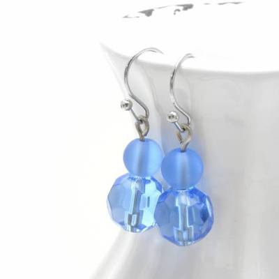 Hellblaue Glasperlenohrringe . Summer in the City . Hängeohrringe in Pastell . Ohrringe runde Perlen . Sommer Outfit
