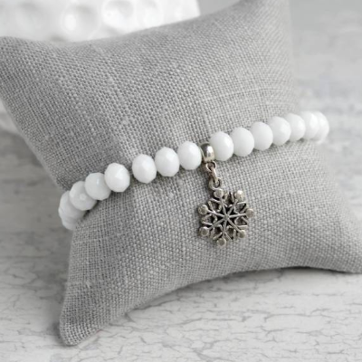 Weißes Glasperlenarmband Schneegestöber . Winter Schmuck mit Schneeflocke . Elastisches Armband mit filigranem Eiskristall . Glitzerperlen