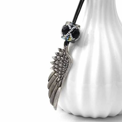 Lange Kette mit großem Flügel-Anhänger . Handgeperlte Sopperperle in Schwarze und Grau . Schutzengelkette . Geschenk Freundin
