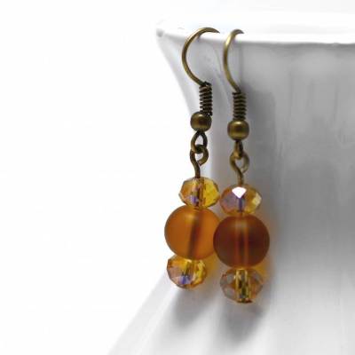 Glasperlenohrringe Herbstgold . Schmuck Antikmessing mit Ocker . Bernsteinfarben Hängeohrringe . Vintage Schmuck