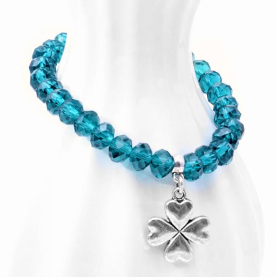 Glasperlenarmband Glücksbringer . Armband Petrol . Silberner Kleeblatt Anhänger . Geschenk für Sie