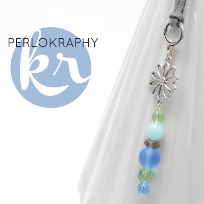 Lange Kette mit Flower Power Anhänger . Pastellfarben Halskette mit Blumen . Schmuck für moderne Hippies in Hellblau und Mint