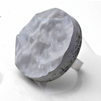  Statementring Beton Wellen . Grauer Ring aus Schmuckbeton . Schmuck Brutalistisch . Ring Größenverstellbar . Schmuck Minimalistisch
