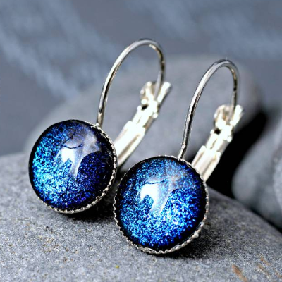 Blaue Glitzerohrringe Meeresgrund . Cabochonohrringe mit Glas . Durchmesser Schmuckstein 10 mm . Geschenk Freundin