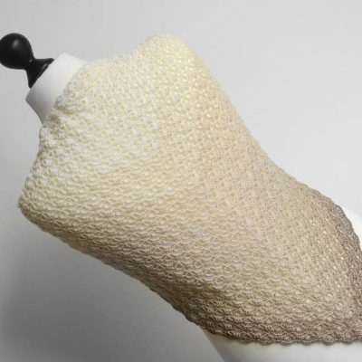 Dreiecktuch Strandspaziergang . Schutertuch Creme . Gehäkeltes Tuch in Beige