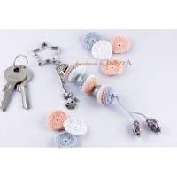 Schlüsselanhänger pastell grau weiß lachs handmade von Inezza Bild 1