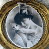 Großes, romantisches Dekoschild im Shabby / Vintage Stil und Drahtaufhängung in zarten Grautönen Bild 2