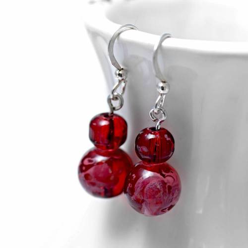 Rote Glasperlenohrringe . Kugelförmige Ohrringe weinrot . Festlicher Schmuck für Weihnachten . Winteroutfit . Geschenk Marmor Trend
