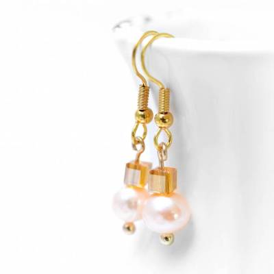 Perlenohrringe Goldene Perle . Süsswasserperlen mit Glaswürfeln . Hängeohrringe Braut . Vintage Hochzeit