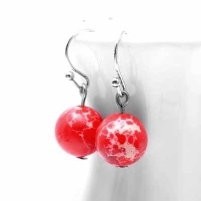 Rote Kugelohrringe mir Marmorierung . Hängegeohrringe marmoriert . Edele Ohrhänger . Regalit Ohrschmuck