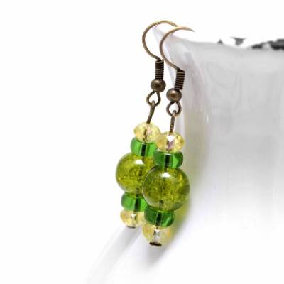 Herbstliche Hängeohrringe in Grün . Schmuck Herbstlaub mit Glasperlen in Olivgrün und Gelb . Farbwahl Silber oder Antikbronze . Herbstoutfit