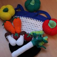 11-teiliges Set aus gehäkeltem Gemüse und gehäkelten Lebensmitteln für Kinderküche und Kaufladen im Einkaufsnetz Bild 1