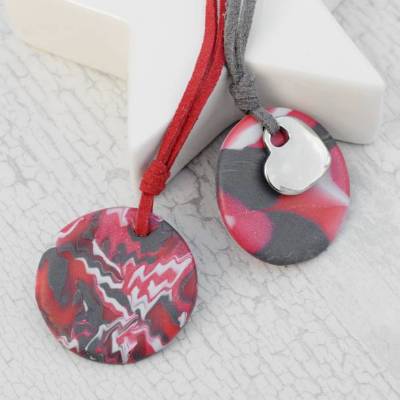 Lange Kette mir Herzanhänger . Polymer Clay Schmuck mit Edelstahlanhänger . Fimoanhänger in Rot und Grau mit Edelstahlpe