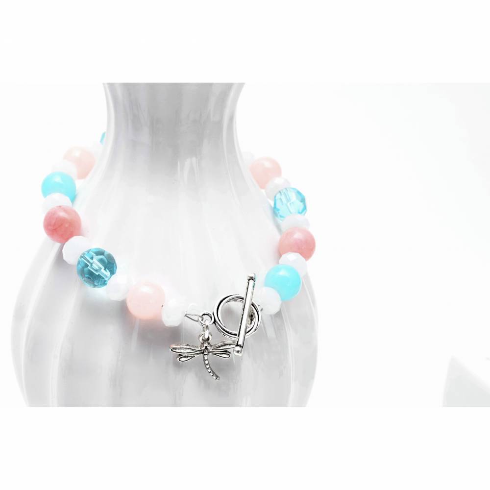 Glasperlenarmband Pastell . Armband für den Frühling mit Libelle . Perlen in Himbeere . Pfirsich und Himmelblau . Sommer Bild 1