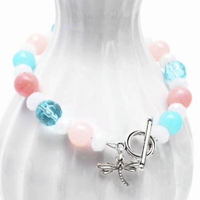 Glasperlenarmband Pastell . Armband für den Frühling mit Libelle . Perlen in Himbeere . Pfirsich und Himmelblau . Sommer