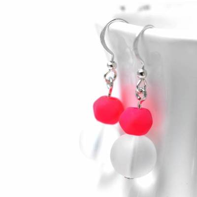 Neon Glasperlenohrringe . Hängeohrringe Pink oder Grün . Sommertrend Ohrringe . Geschenk Freundin