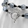 Schlichte Glasperlenkette mit grauen Perlen . Halsnahe Kette in Grau und Silber . Kontrastreiche Perlen . Moderne Perlenkette Bild 3