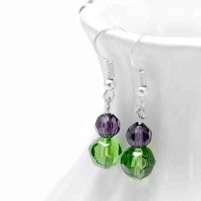 Glasperlenohrringe fürs Frühlingsoutfit . Hängeohrringe mit grünen und violetten Glasperlen . Geschenk Muttertag