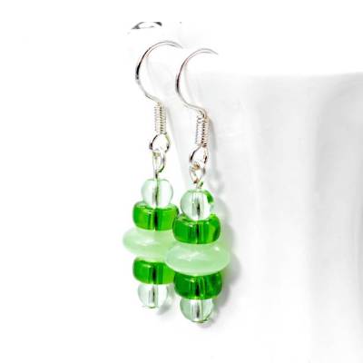 Hängeohrringe Maigrün oder Violett . Glasperlenohrringe Frühling . Frühlingsoutfit . Geschenk für Muttertag