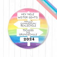 Tschüss Grundschule - 2024 - Hallo 5. Klasse in Regenbogenfarben, Name und Text & Datum Größe nach Wahl Button Bild 1