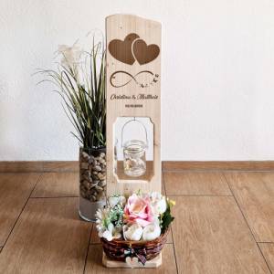 Holz Deko Schild Hochzeitsgeschenk personalisiert mit Namen und Datum Holzstele mit Laterne Bild 1