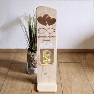 Holz Deko Schild Hochzeitsgeschenk personalisiert mit Namen und Datum Holzstele mit Laterne Bild 2