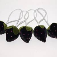 5 Samt Erdbeeren Black Anhänger Aufhänger Geschenk Deko Anhänger handgemacht Bild 3